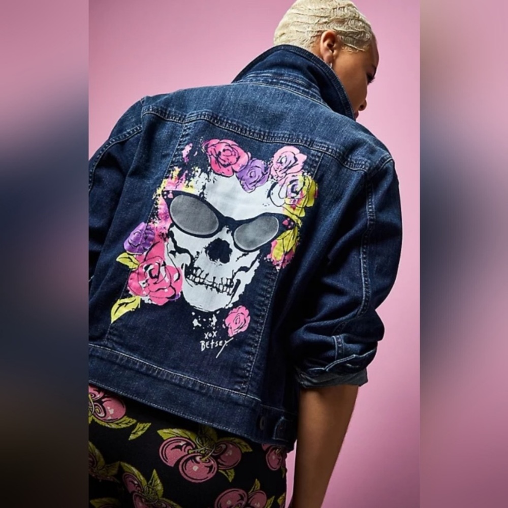 NWT BETSEY JOHNSON X Torrid Skull Floral Denim Jacket Size 2 free shipping!